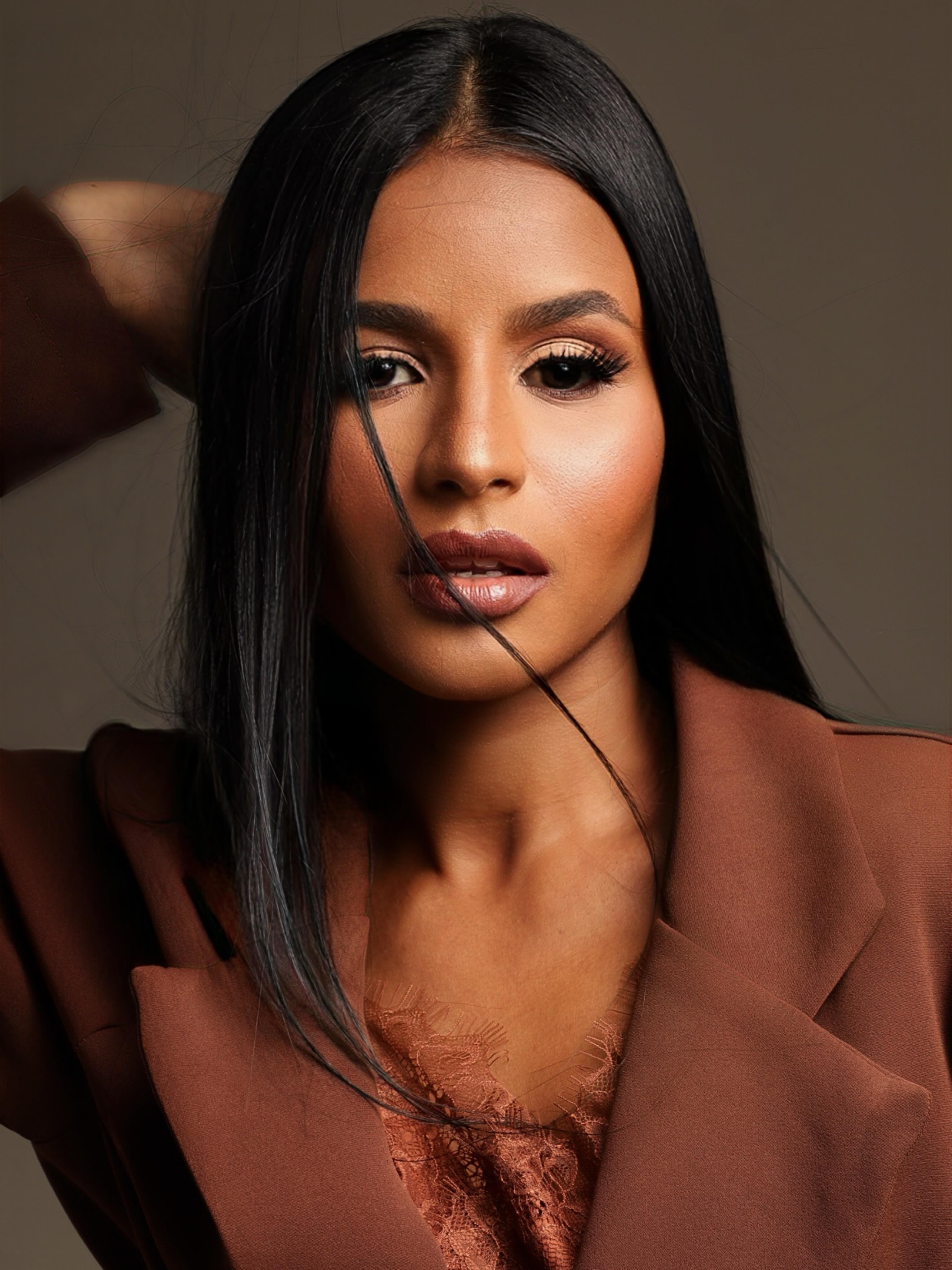 Ensaio de beleza com maquiagem iluminada em pele negra