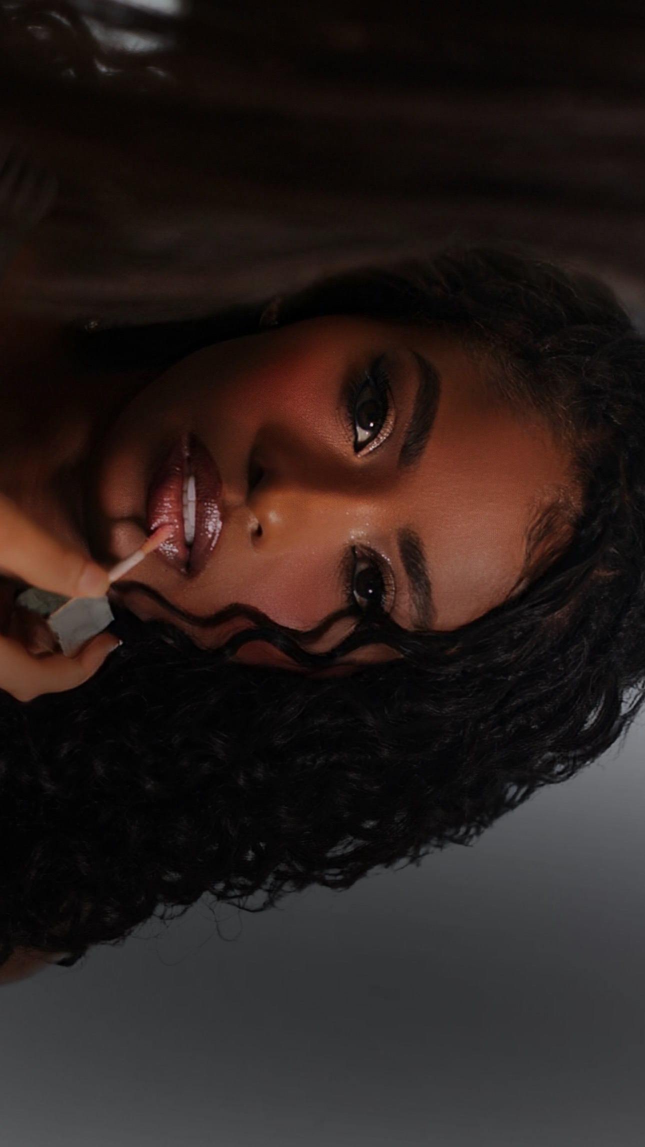 Close de maquiagem soft glam com cabelo ondulado
